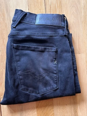 Replay Anbass jeans - Svarta Replay Anbass jeans | Skick 9/10 | W32 | Pris: 379kr | Hör av er vid intresse eller frågor!