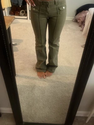 Gröna jeans - Super fina gröna jeans från H&M som är lite slitna nere på benen men anars inga defekter