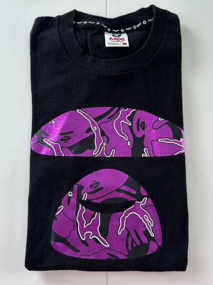 A Bathing Ape - T-shirt  - A Bathing Ape T-shirt. Storlek L. Pris 400        Nytt skick . Ej Använd 