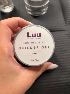 Luunails gele - Luunails 30 gram gele i färgen Clear i låg viskositet. Endast swatchad! Säljer då jag vill köpa i annan viskositet!☺️ Köpt för 285 kr! Kolla profil för fler geleer