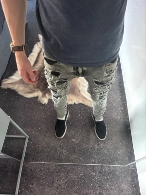 Philipp Plein jeans - Philipp Plein jeans i modellen Slim Fit! Storlek 28. Dessa är extremt exklusiva och kostar 13 973 kronor på MIINTO (Se bild. 4 192 kronor på rea, men då endast storlek 26 och 27). De är köpta av en känd socialia-medier profil och alltså inte second-hand, därav priset som inte är hugget i sten. Skambud undanbedes. Om frågor finns så tveka inte - fråga på! Mvh