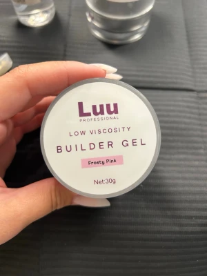 Luunails gele - Luunails 30 gram gele i färgen Frosty pink i låg viskositet. Endast swatchad. Säljer då jag vill köpa i annan viskositet!☺️ Köpt för 285 kr! Kolla profil för fler geleer