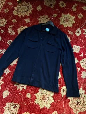 La chemise - Säljer ett skit snygg la chemise overshirt som jag endast använt 3 gånger och säljer för endast 699