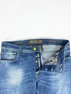 Jacob Cohën jeans 688 Comfort - Mörkblå jacob Cohën jeans Märke: Jacob Cohën Storlek: Size 34 Passform: Slimfit Färg: Mörkblå Skick: Bra Mått: Midja: 42 cm Längd: 100 cm Öppning vid fot: 18 cm 