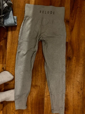 Grå leggings från Relode - Snygga grå leggings från Relode med hög midja och tight passform. Perfekta för träning eller chill. Mjukt och stretchigt material som sitter skönt på kroppen. 