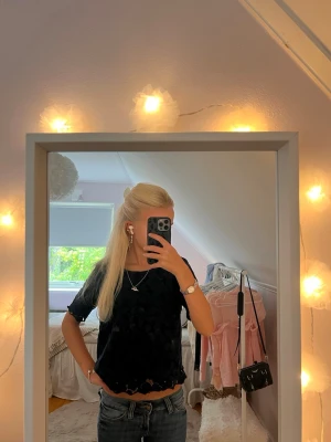 Marinblå blommig blus med spetsdetaljer - Säljer en marinblå blommig kortärmad blus. Den är från Lindex och storlek står ej men passar mig som är xs/s. Toppen är perfekt för en fin middag eller en vanlig dag på stan 🏙️Säljer pga att den inte kommer till användning längre, priset kan absolut diskuteras 💞