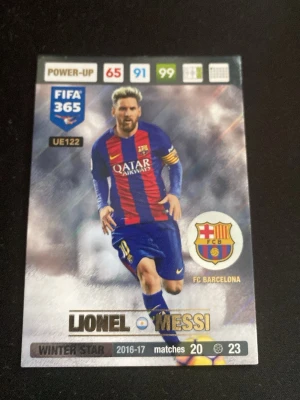 Fotbollssamlarbild Lionel Messi - Unik samlarbild med Lionel Messi i FC Barcelona-tröja från säsongen 2016-17. Kortet har färgstark design med klubbmärke, spelarstatistik och texten 'Winter Star'. Perfekt för dig som gillar fotboll och samlarbilder.