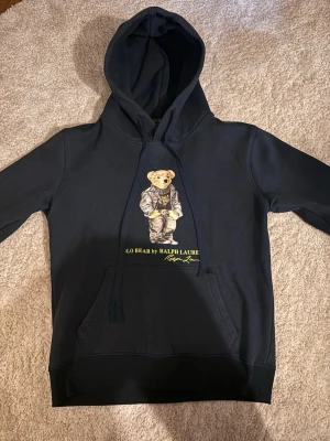 Ralph lauren hoodie - Säljer min blåa polo ralph Lauren hoodie då den blivit för liten, storlek M men passar S, skicket är bra. Skriv ifall funderingar.