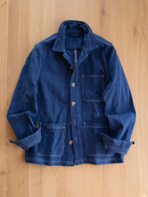 Blå overshirt med knappar - Snygg marinblå overshirt i bomull med kontrasterande vita sömmar och tre stora utanpåfickor. Jackan har klassisk krage, knäppning framtill och lång ärm. Perfekt för lager på lager och en avslappnad stil.
