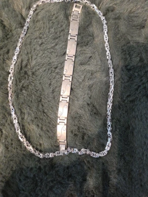 Kedjehalsband i silverfärgad metall - Säljer ett stilrent halsband i silverfärgad metall med en robust kedjedesign. Länkarna har en industriell känsla och ger ett coolt intryck. Perfekt för dig som gillar accessoarer med lite edge och unik stil.