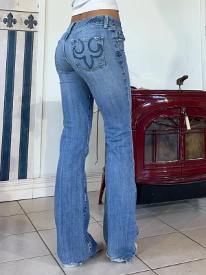Lågmidjade jeans - Helt perfekta (vill typ inte sälja)🥹midjemått 79cm (38cm rakt över)💕  stretchiga💕 innerben 85cm💕 