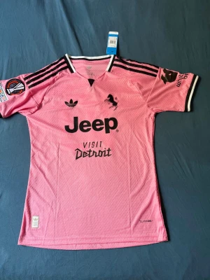 Juventus 26-27 bortatröja ( player version ) - Juventus 26-27 Bortatröja ( player version ) Storlek: M Namn och nummer: YILDIZ 10 Badge: Europa League  Beskrivning: Tröjan är helt ny och felfri.  Säljs av ICEKIT icekit.se