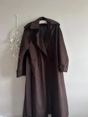 Faux suede trench - Faux suede trench coat med tillhörande skärp från Gina i storlek S, som ny. 
