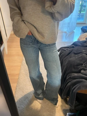 Ljusblå bootcut jeans - Säljer ett par ljusblå bootcut jeans med utsvängda ben!! Super snygga och sköna. 