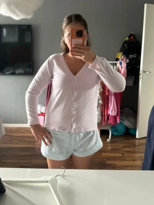 Rosa kofta - Kommer sälja denna söta koftan på min plick liveshow söndag 23/8 19:00 där man kommer se plagget närmare 💌