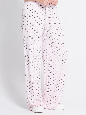 Ljusrosa pyjamasbyxor med körsbär - Supersöta ljusrosa pyjamasbyxor med små körsbärsmönster över hela tyget. Byxorna har en avslappnad passform och resår i midjan. Perfekta för mysiga hemmakvällar! köpte dom på vinted men de blev att jag aldrig använde dom då jag inte tyckte färgen passade mig💕