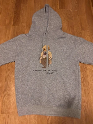 Ralph Lauren hoodie  - Tvär fet grå polo Ralph lauren hoodie, skicket är gott! Använd 2-3 gånger, inga defekter. Storlek M men passar S. Perfekt nu till hösten/vintern. Pris ej hugget i sten! Skriv ifall funderingar.