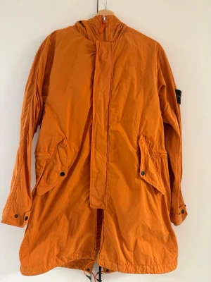 Stone Island David Light-TC Fishtail Parka XL - Säljer en Stone Island David Light-TC parka i orange. Från SS2014, ART. 601570151. Storlek: XL Mycket bra skick. Certilogo finns.