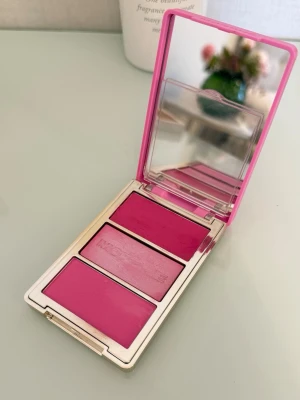 Morphe Cheek Thrills Multi-Finish Face Trio  - Fin och praktisk rougepalett från Morphe ("Cheek Thrills Multi-Finish Face Trio") i nyansen Après-Ski. Innehåller tre olika rosa nyanser och finishar för kinderna, perfekt för att skapa en fräsch och strålande look. Paletten har en inbyggd spegel och smidigt format att ha med i väskan. Endast sparsamt testad!