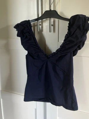 Mörk blå topp - Super söt topp som tyvärr inte kommer till användning. Pris kan diskuteras vid snabbt köp