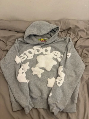 Sp5der Hoodie - Storlek: S, använt en par gånger men fortfarande i bra skick. Startpris: 450kr
