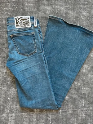 Cheap monday jeans - Jag säljer ett par Cheap monday jeans! De är från Weekday i storlek 26/32, modell flare low. Snygga till både vardags och att klä upp!          Skriv vid funderingar!💗
