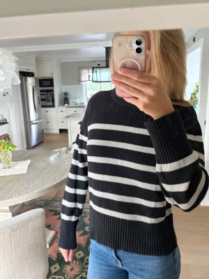 Svartvit randig stickad tröja - Oversized stickad tröja med svarta och vita horisontella ränder. 