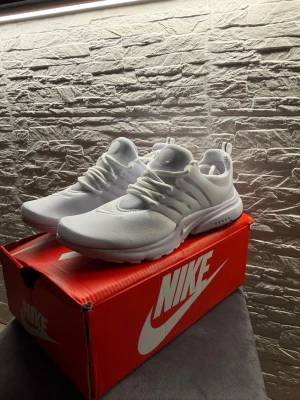 Nike air prestos  - Nike air prestos. En skön sneaker som sitter bekvämt på foten. Helt nya och kommer i låda.