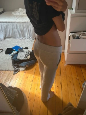 Russemerch  - Säljer ett par ljusgrå mjukisbyxor med vita dragsnören i midjan och fickor på sidorna. Byxorna har en relaxed fit och är perfekta för chill dagar. Tillverkade i mjukt material som känns skönt mot huden.