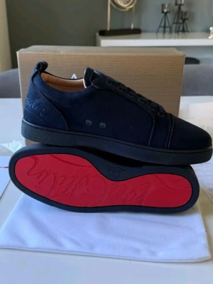 Mörkblå ”Christian Louboutin” sneakers - Storlek 41. Box meföljer vid köp!