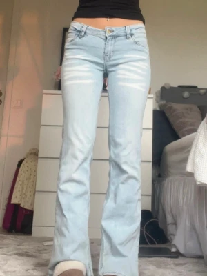 Ljusblå bootcut jeans - Säljer dessa snygga low waist jeans från weekday eftersom de tyvärr inte passade mig! Storlek 29/32