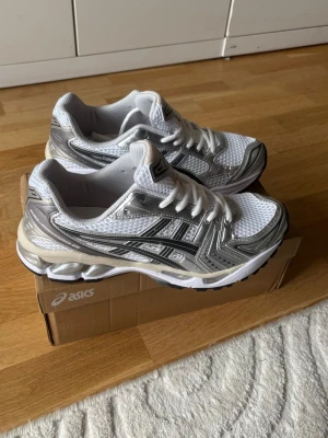 Asics Gel-Kayano 14 - Säljer ett par helt nya och oanvända Asics Gel-Kayano 14. Fick dem i present men har redan ett par. Riktigt snygga hör av dig vid intresse