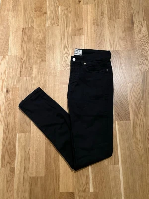 Acne Studios Jeans - Storlek 30/32 - Stilrena Acne Studios Jeans för män till salu. Plagget är nyskick inga skador/slitage. Storlek Waist 30 / Lenght 32. Hör av dig vid intresse/frågor. PRIS KAN DISKUTERAS!