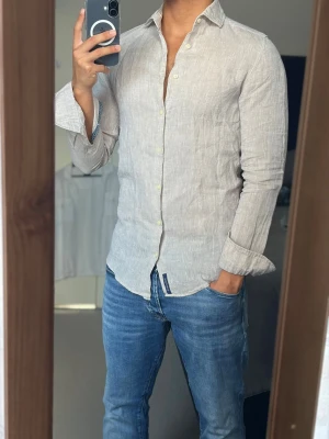 Beige Linneskjorta - Säljer denna stiliga skjortan från Jacques Britt i storlek S. Lite längre i storlek. Passar dig mellan 175-185 cm. Inga defekter alls! Bara att skriva vid funderingar!🌟