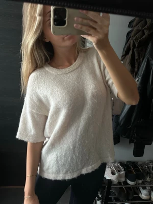 Stickad t-shirt - Säljer denna stickade t-shirten ifrån Selected Femme i storlek S!!!💛