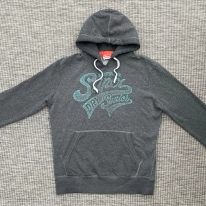 Vintage superdry hoodie - Säljer nu denna riktigt feta vintage superdry hoodien!🙌 Skick: 8/10🌟- Trycket är lite slitet men annars är hoodien i bra skick!👏 Storlek: L🤝 Hör gärna av er vid frågor och funderingar!🤗