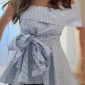 Randig offshoulder med rosett - Den är använd 1 gång så i jättebra skick 💕märket är shein 😅😅😅