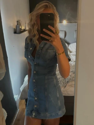 Kort jeansklänning med knappar - Snygg kort jeansklänning i ljusblå denim med knappar hela vägen framtill. Finns ej att köpa på Zara längre ! Super fin till fest och tillställningar 🌸