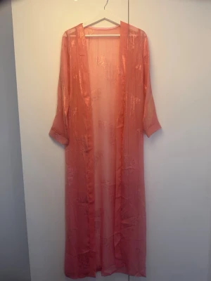 Öppen elegant abaya - Abaya gjort i jätte fint tyg perfekt för finare tillfällen.