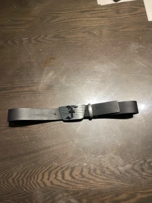 Fêndi bälte - Snyggt svart herr mälte size 120 cm snyggt för att fräscha upp outfiten skriv till mig om du har några frågor. pris kan alltid diskuteras 