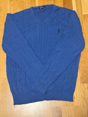  Polo Ralph Lauren - Ralph Lauren stickad tröja 💙  ✨ Mörkblå/blå färg 👕 Långärmad & stickad 🏷️ Ralph Lauren 📏 Storlek M/L 🧼 Fint skick