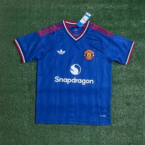 Manchester united 26/27 Tröja - Säljer denna riktigt snygga tröjan till ett riktigt bra pris. Skriv till om ni är intresserade eller har andra funderingar!