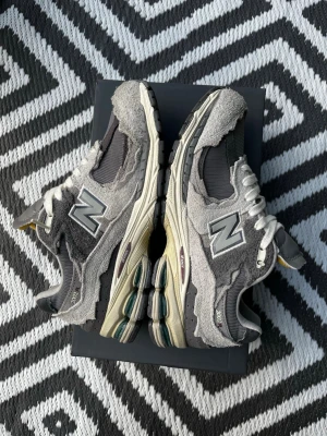 New Balance 2002R - New Balance skor i modellen 2002R. Skorna är i väldigt fint skick, 9,5/10. Endast använda ett fåtal gånger och säljes eftersom de blev för små väldigt snabbt. 