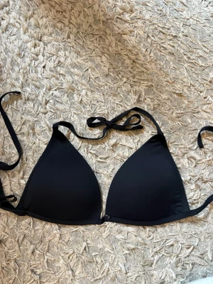 svart calzedonia bikini - kommer sälja dessa på min live söndag 23/8, man kan även köpa de innan liven annars! skriv vid frågor💞 jag har 75c och den passar men kan nog passa B och D också, lite förstörd (finns bilder)