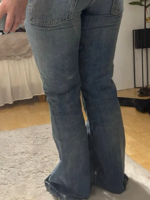 Zara jeans utsvängda  - Säljer ett par blå jeans med utsvängda ben och medel hög midja. Jeansen är tyvär för små för mig så dessa är bilderna jag har.  Skriv privat för frågor. Skulle säga att dessa e flare/baggy.