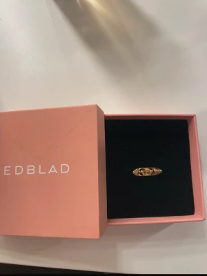 Peak ring- Edblad  - små repor på bandet av ringen (inget som ses tydligt) , annars i super bra skick💗- storlek m