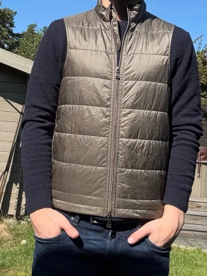 Riley väst - Riley väst i fin färg. Storlek S, sitter som S/XS. Fint skick.