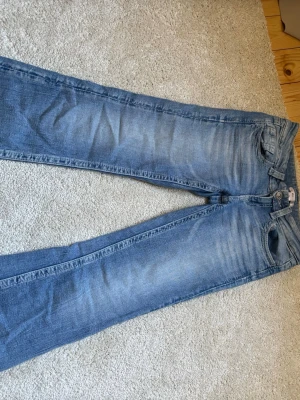 Lowwaist bootcut jeans - Jeans ganska använda utsvängda nedtill inget sönder eller fläckar. säljer pågrund av att jag inte använder 