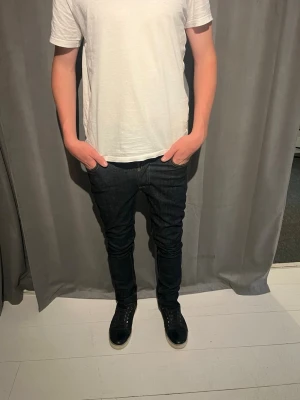 Nudie jeans  - Nudie jeans! -Modell Thin Finn!-Storlek W30 L32 !-Skick 9/10!- Pris 329kr nypris cirka 1399kr! Hör av er vid minsta lilla fråga eller fundering!