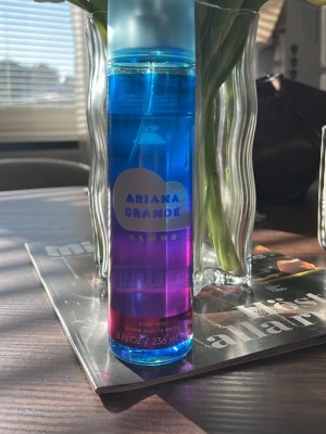 Ariana Grande Cloud bodymist  - 236ml, se använd mängd på bild! Köpt för ca 2 månader sen. 
